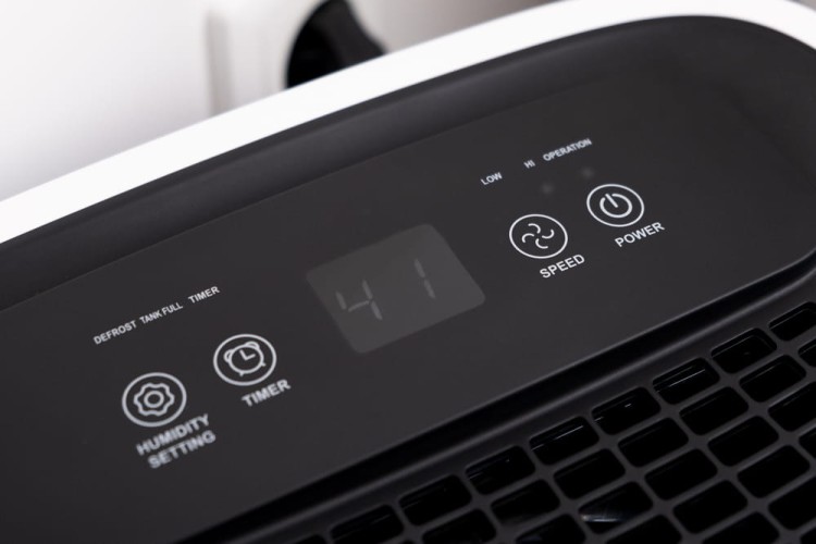 Panel OP1130 z wyświetlaczem LCD oraz przyciskami timera, wilgotności i wentylatora