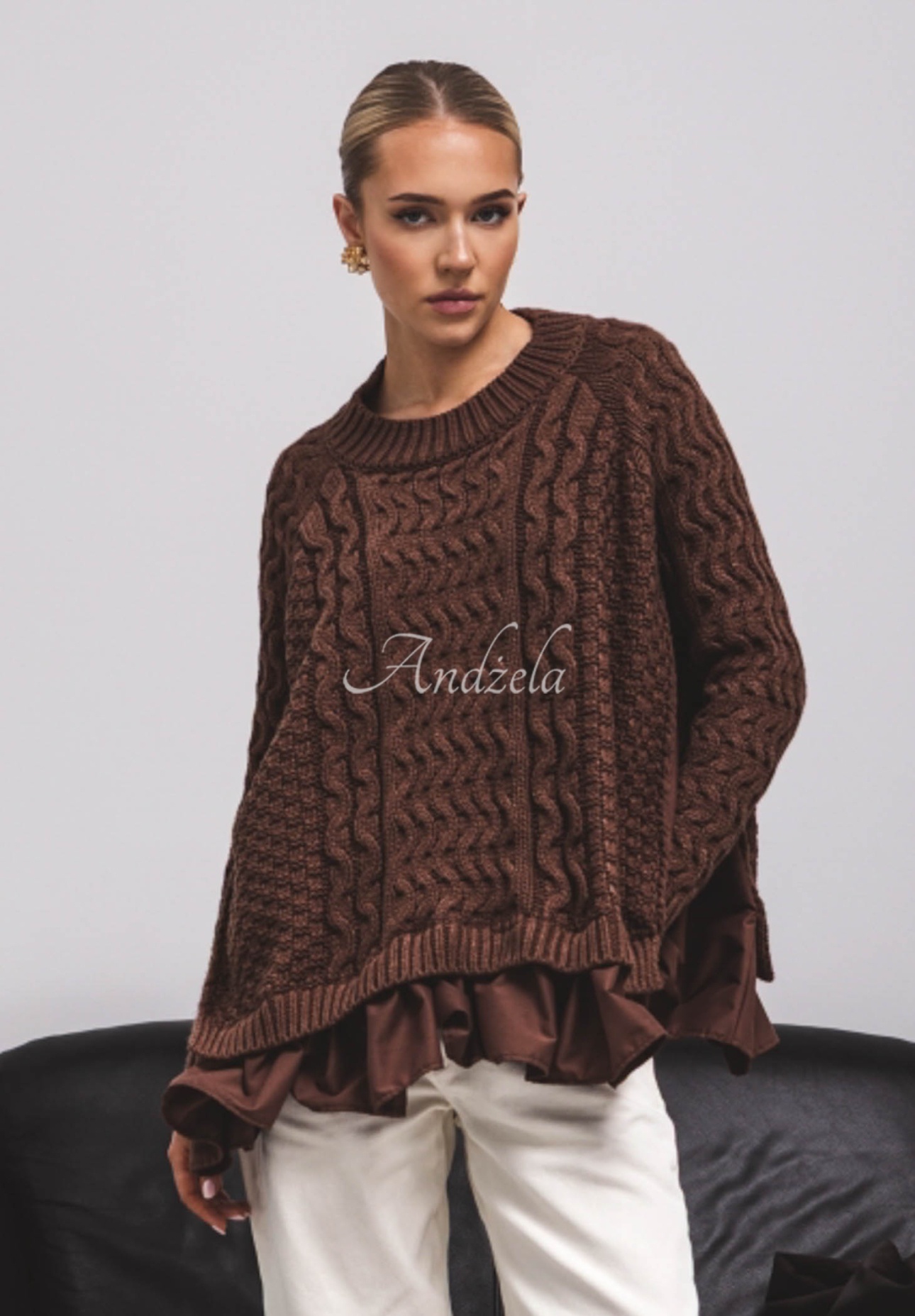 Ozdobnie pleciony sweter z falbankami Cocomore Timeless Beauty czekoladowy — 2