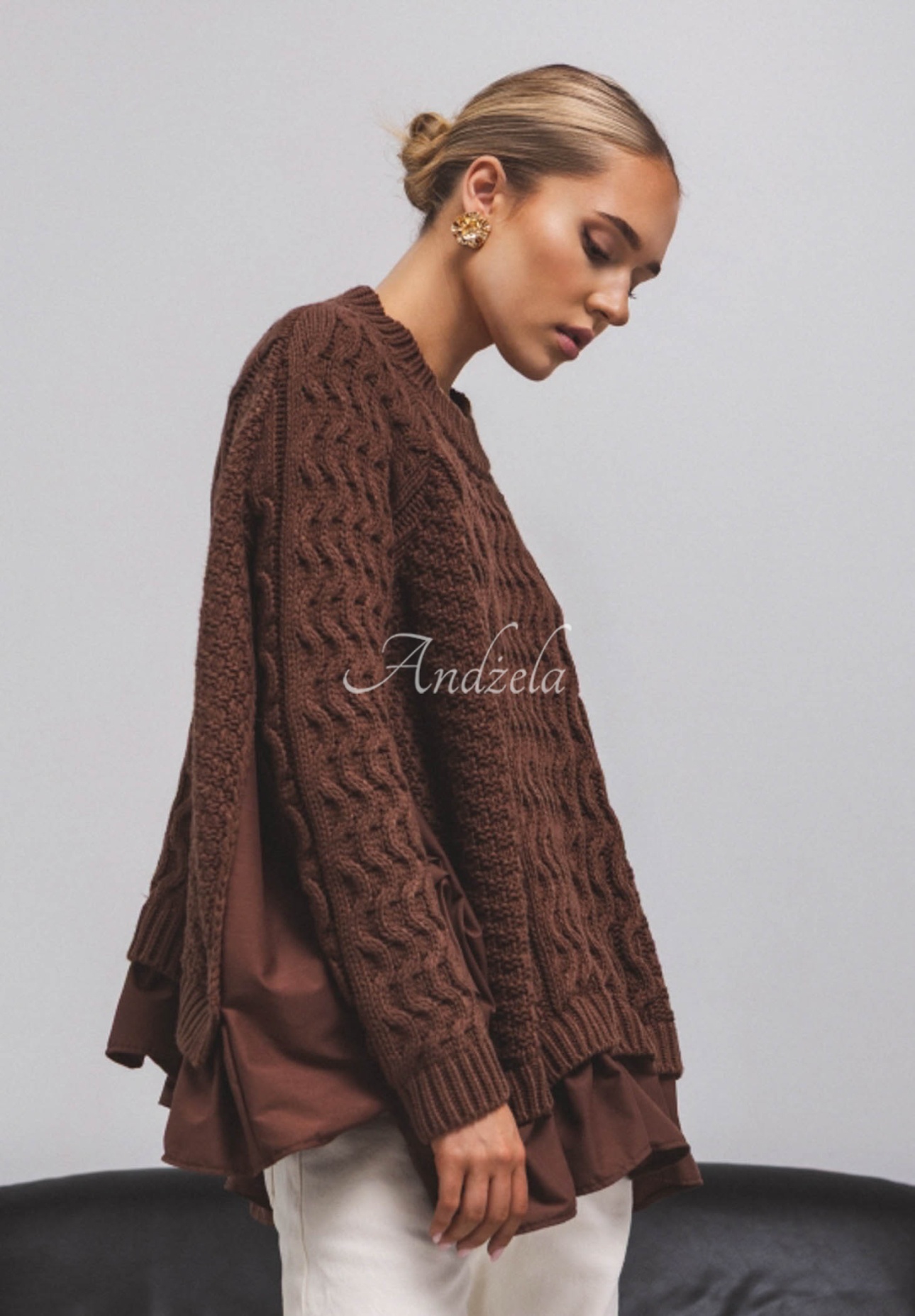 Ozdobnie pleciony sweter z falbankami Cocomore Timeless Beauty czekoladowy — 3
